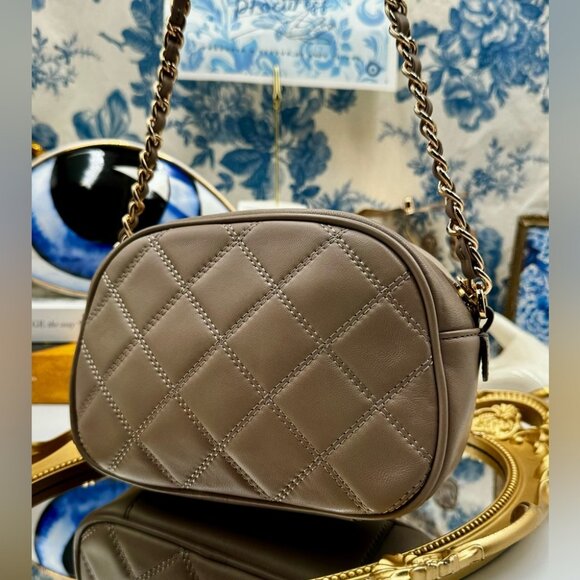 🆕 TORY BURCH 🧿 NWOT Savannah Chain Link Camera Bag, French Gray AUTHENTICATED - Picture 7 of 15